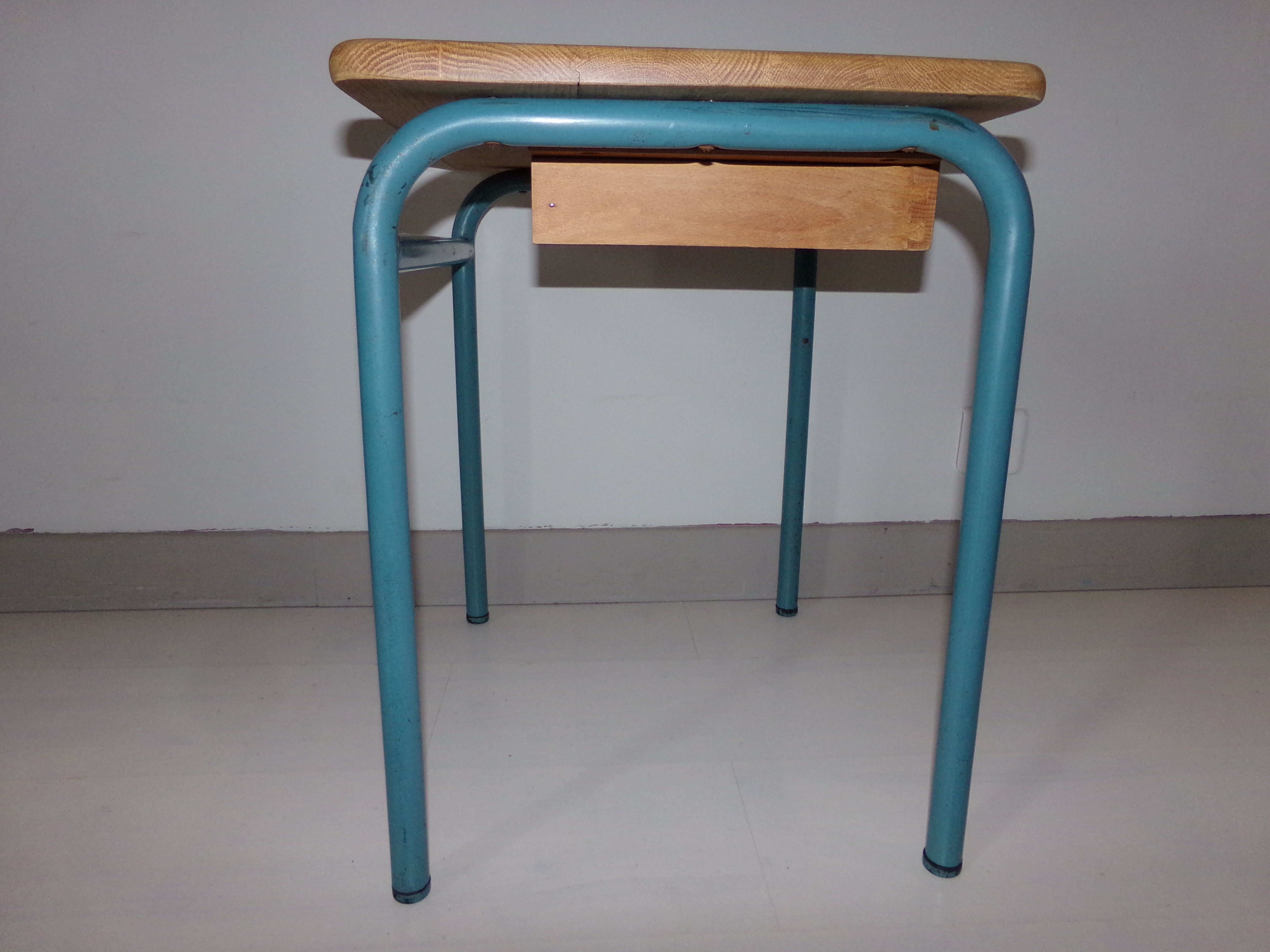 Pupitre de maternelle et sa chaise de la marque Luterma