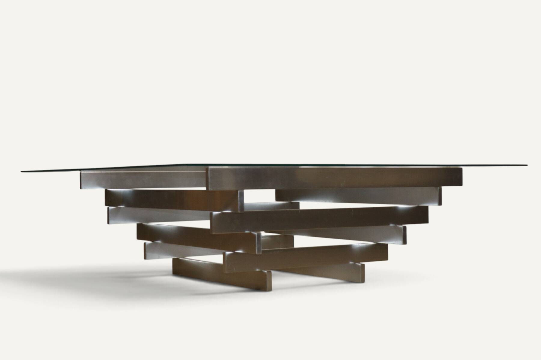 Table basse sculpturale en aluminium brossé et verre – années 1970