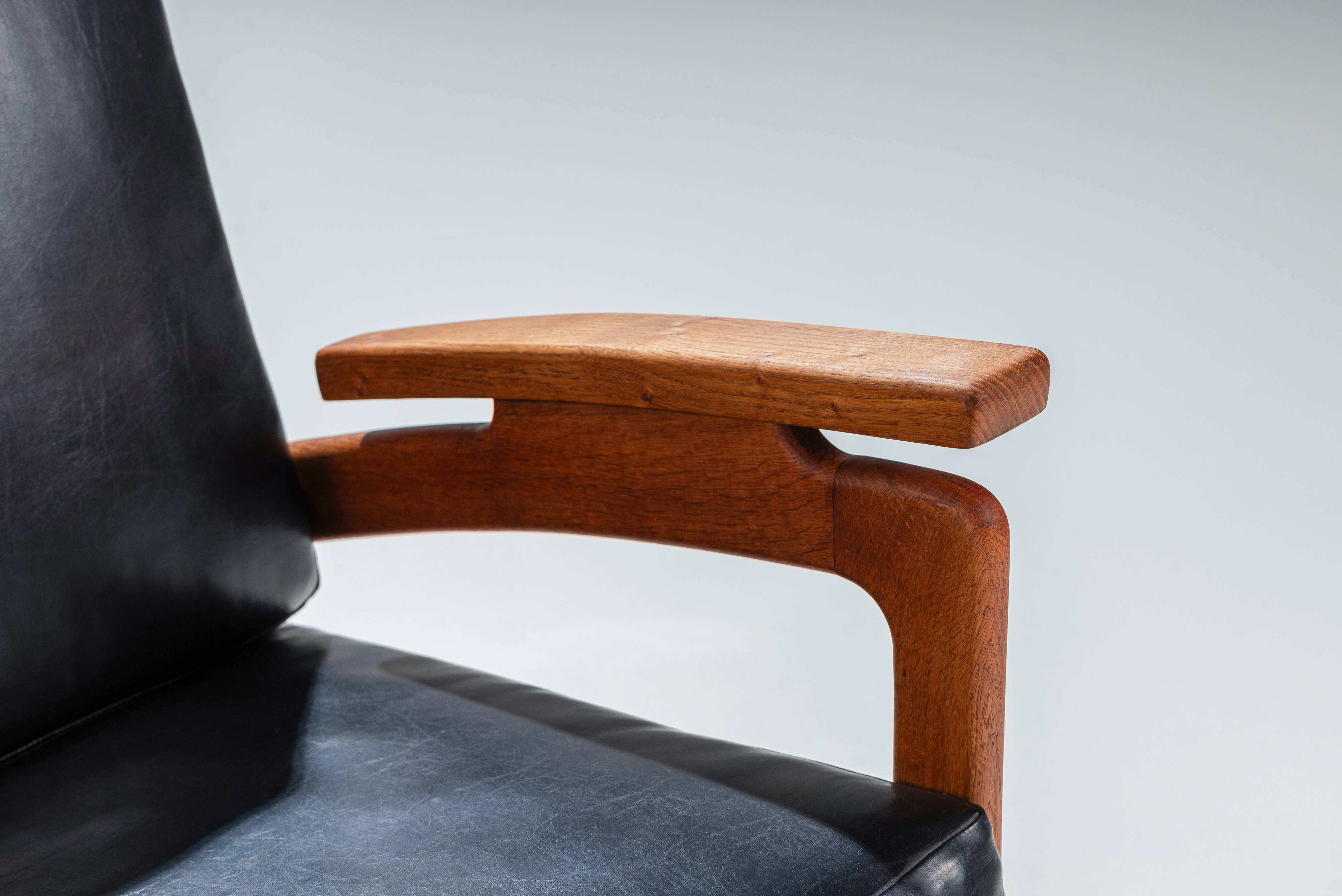 Pair of Belgian lounge chairs in solid oak with leather cushions