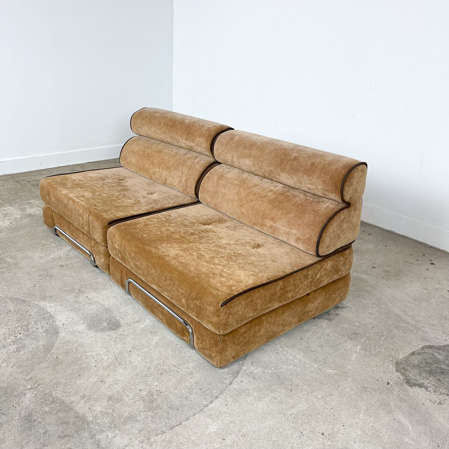 Vintage velvet two seater daybed design sleeper sofa