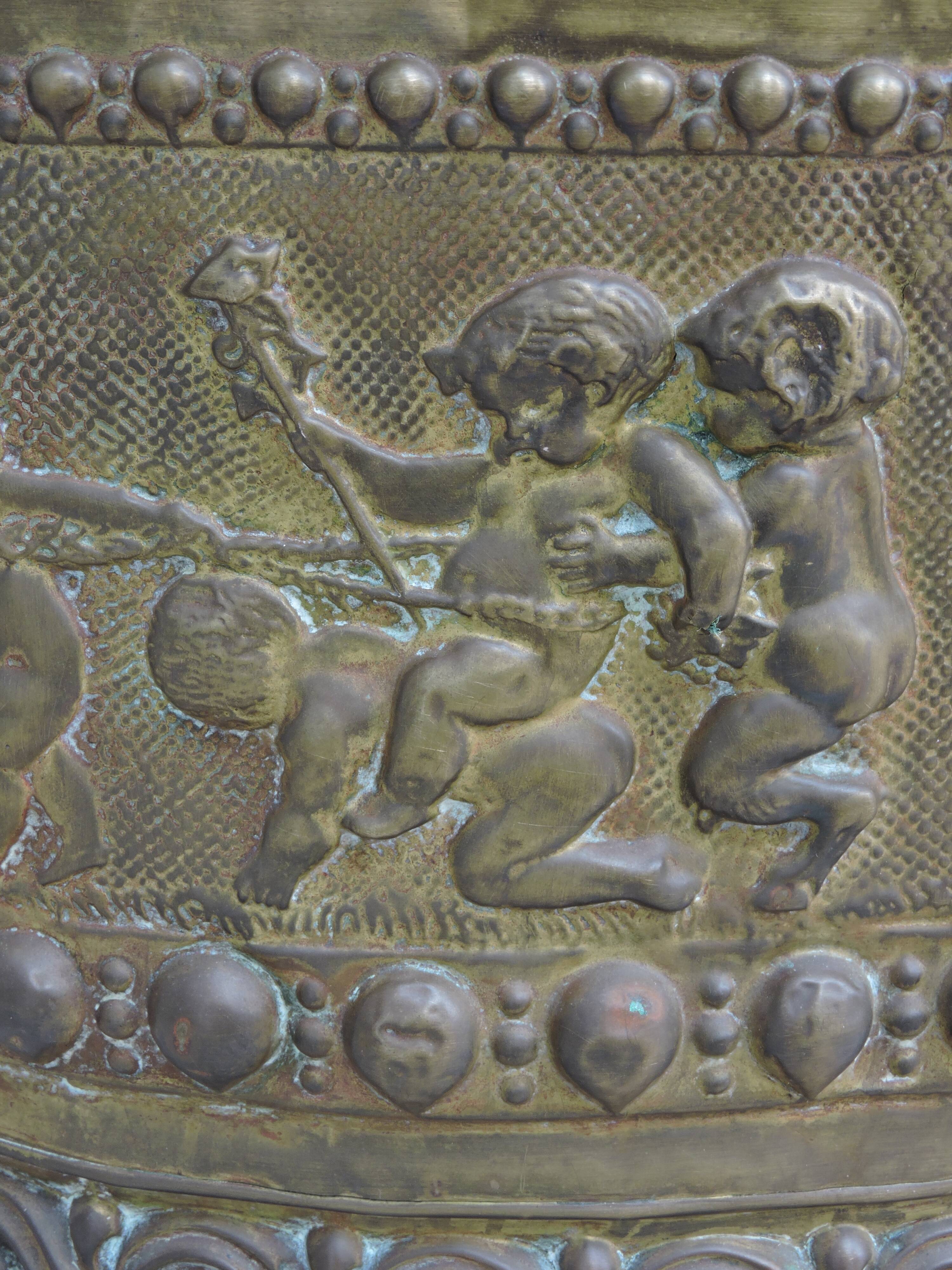 UMBRELLA HOLDER in copper with decoration in repelled CHERUBIN PUTTI ANGELOT, copperware XIX th century