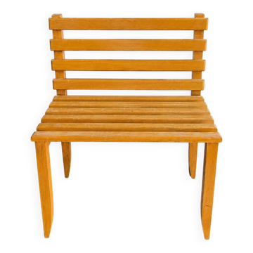 Fauteuil bas vintage en bois à lattes – design moderniste