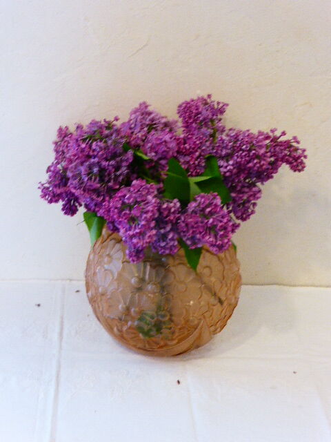 Vase boule en verre depoli rose, fleurs en relief, art deco