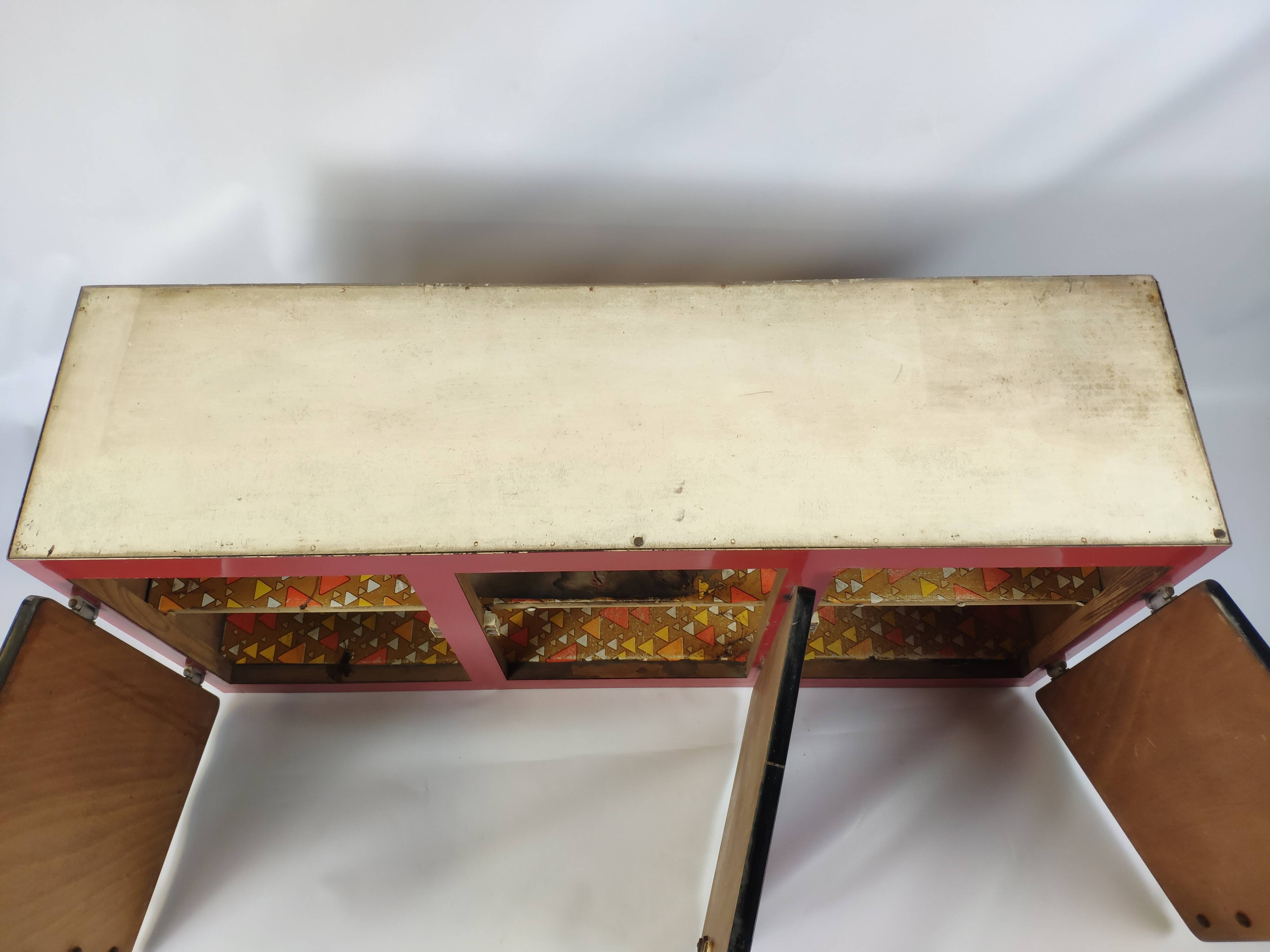 Meuble haut de cuisine en formica rouge