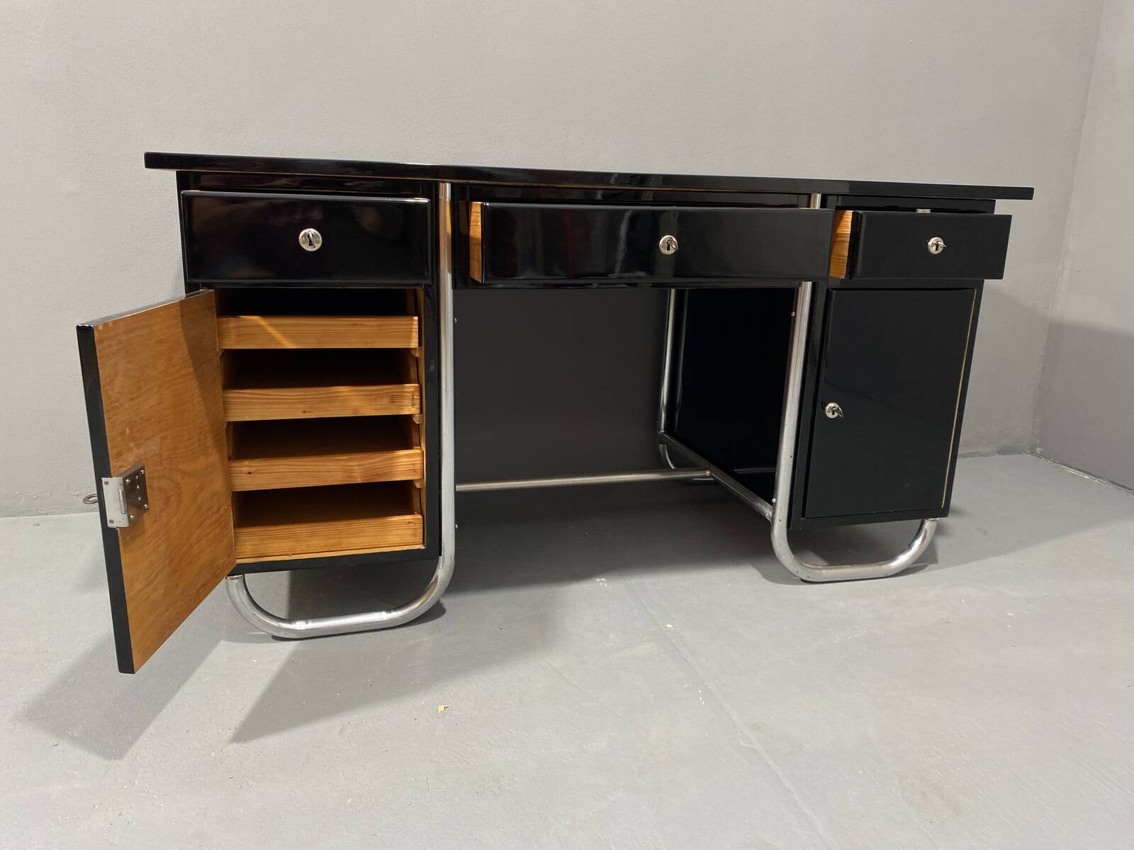 Bureau moderniste tchécoslovaque en chrome et bois, années 1950, Europe