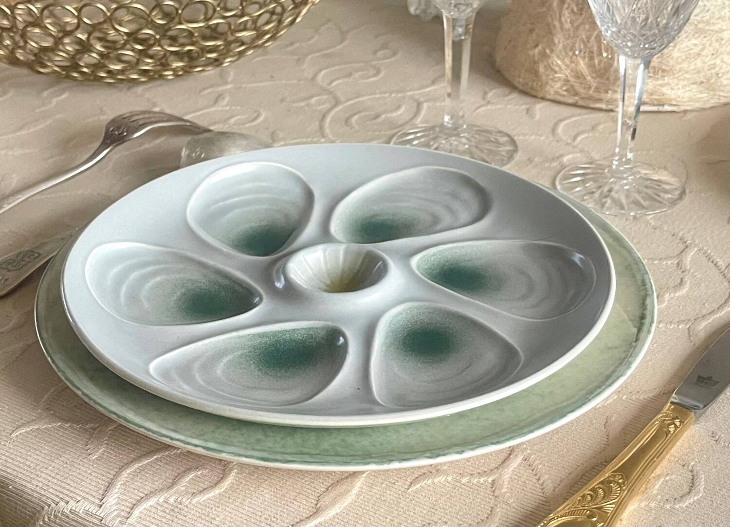 11 oyster plates 1960.