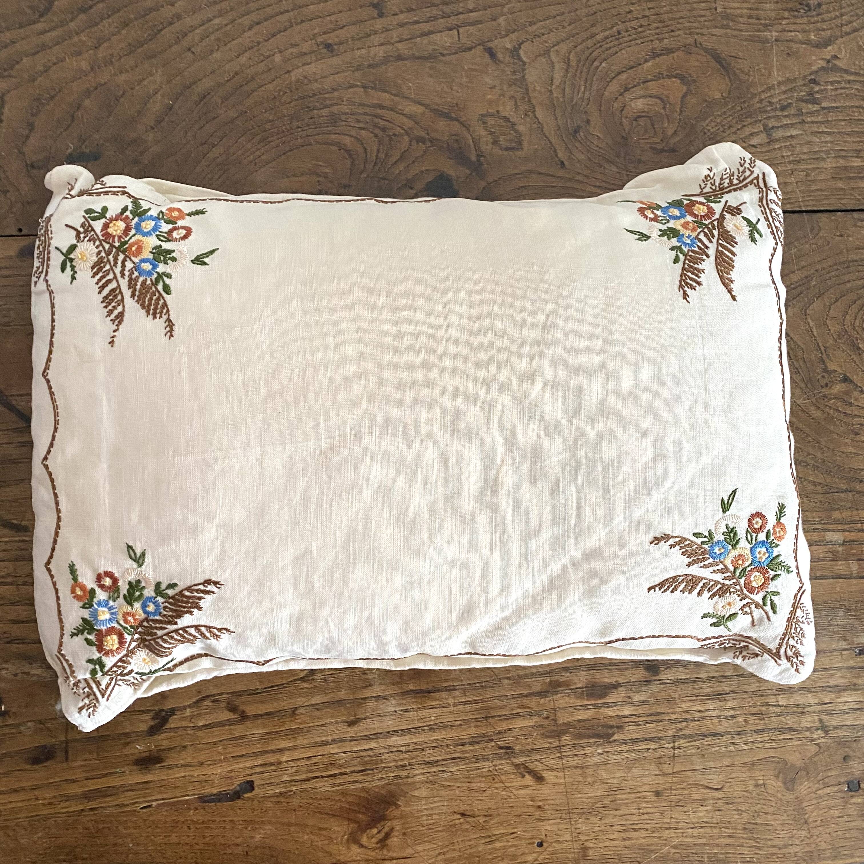 Coussin ancien en lin brodé