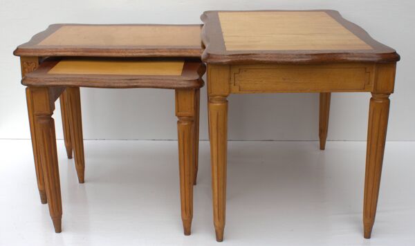 Vieille ensemble mid century ensemble de 3 tables  gigogne