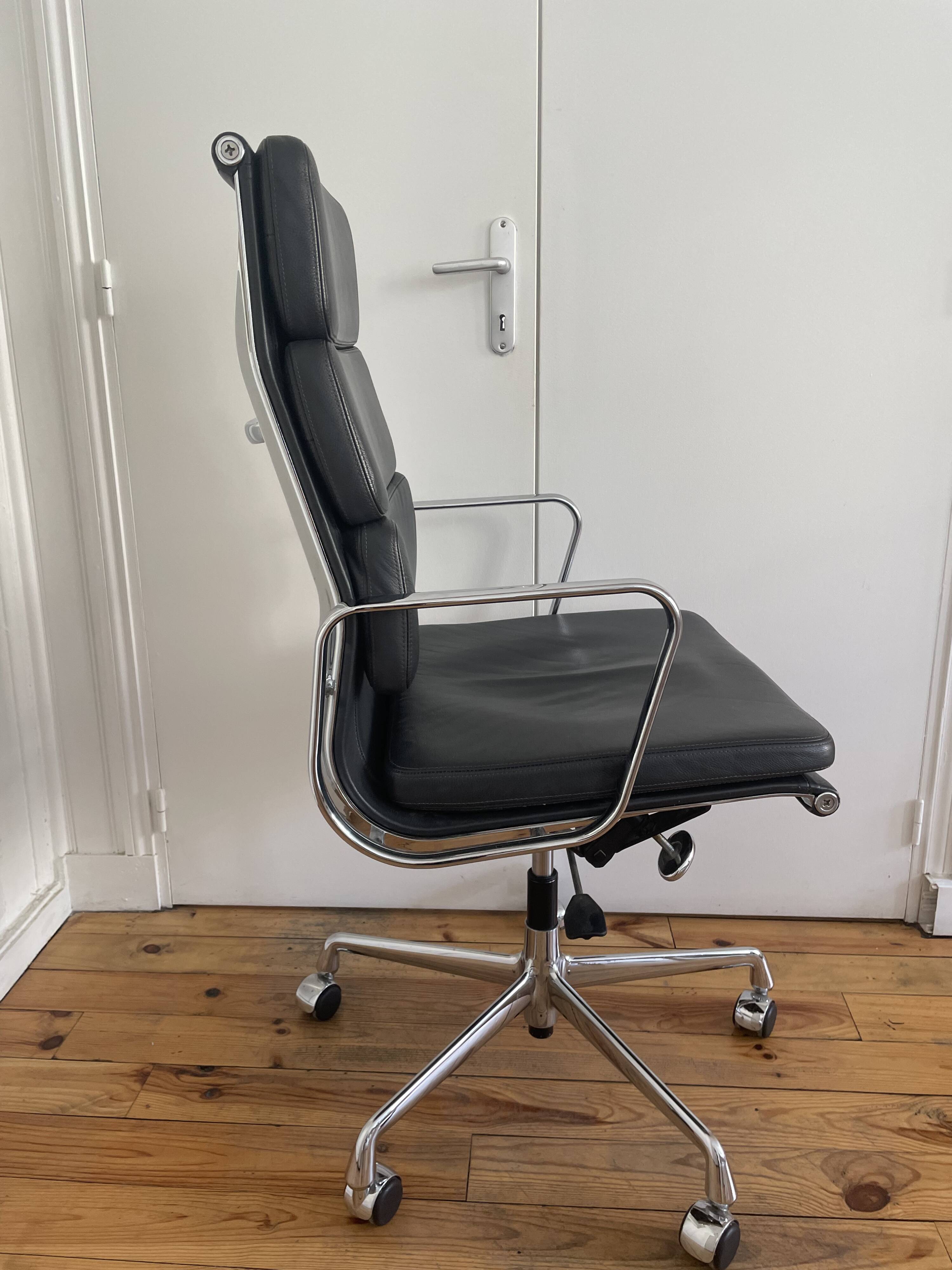 Fauteuil de bureau ea 219 soft pad eames chair by vitra