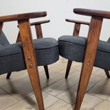 Paire de fauteuils 366 conçus dans les années 1960 par Jozef Chierowski