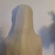 Statuette religieuse de la Vierge Marie en biscuit de porcelaine