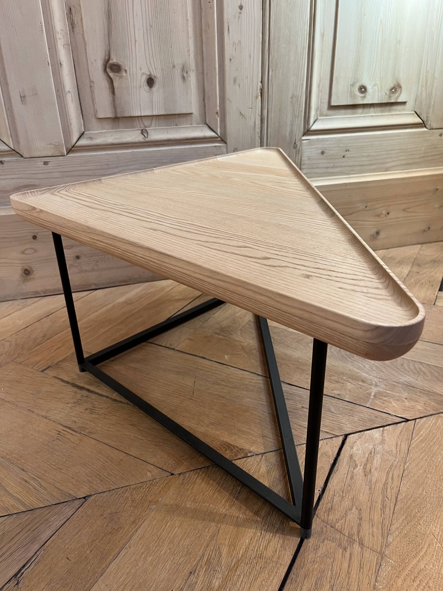 Table basse modèle « torei » designer luca nichetto éditeur cassina