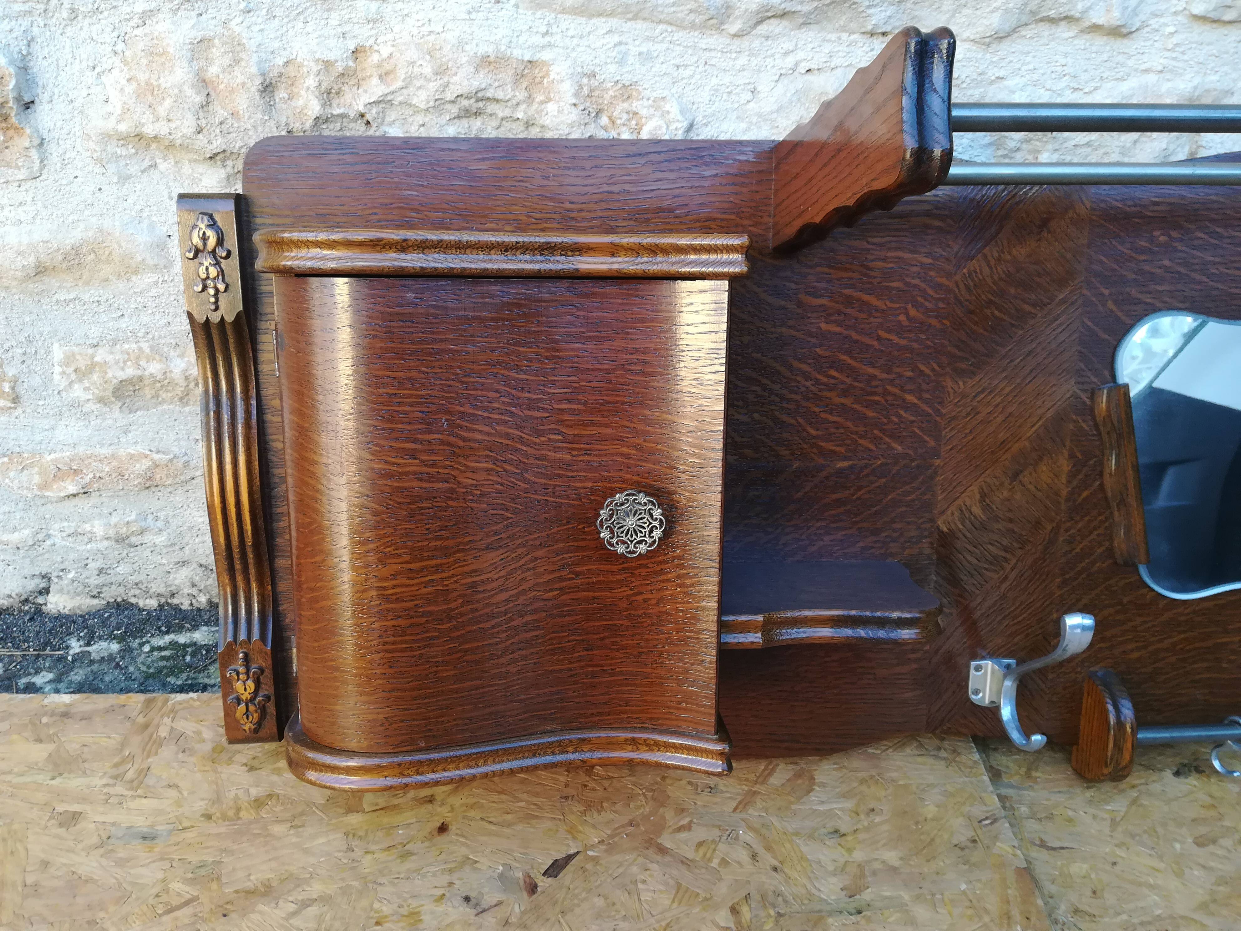 Patère wall-coated coat