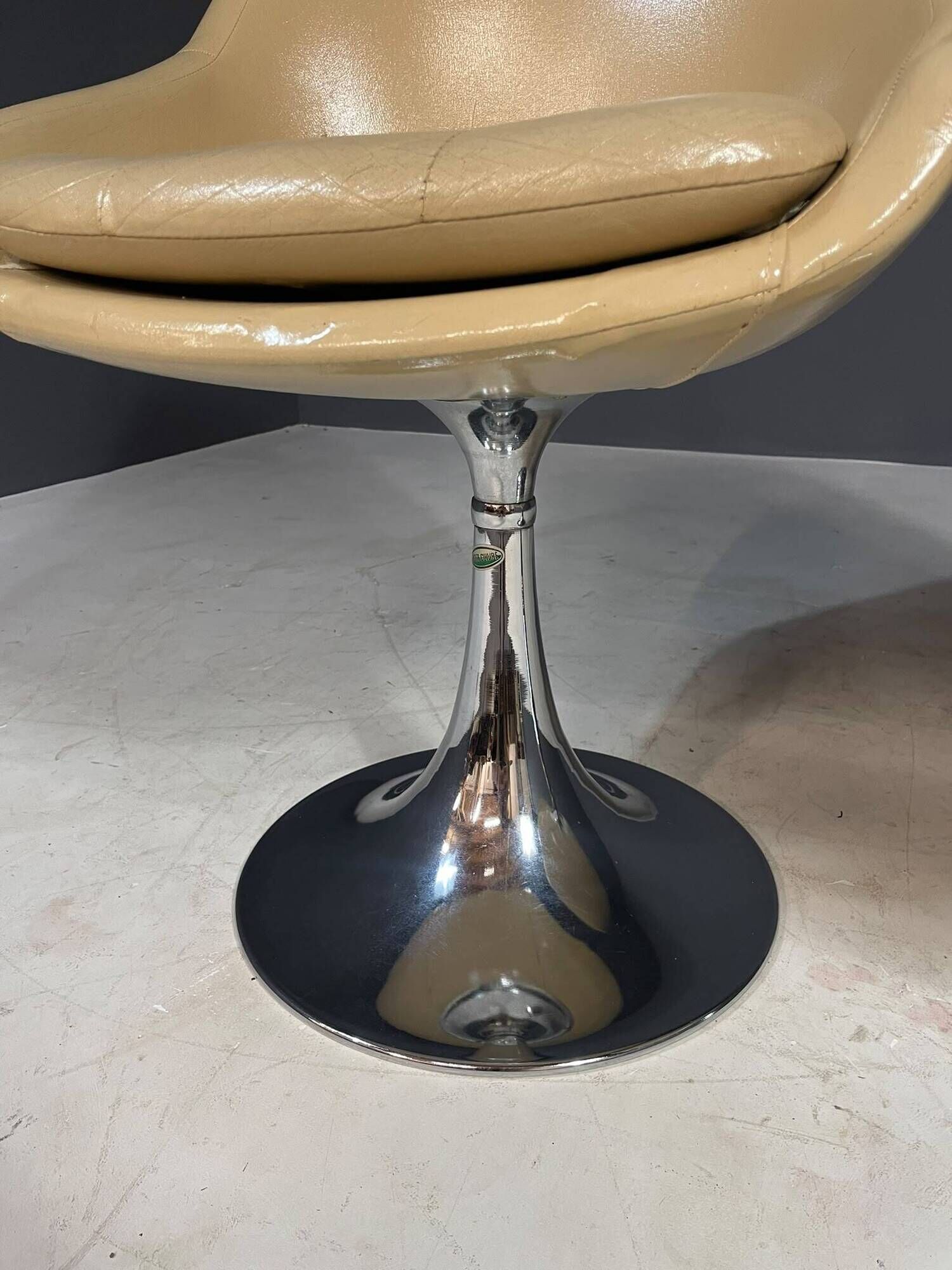 Pair of beige swivel chairs with chrome pedestal bases, France, 1970s, 82 × 55 × 45 cm