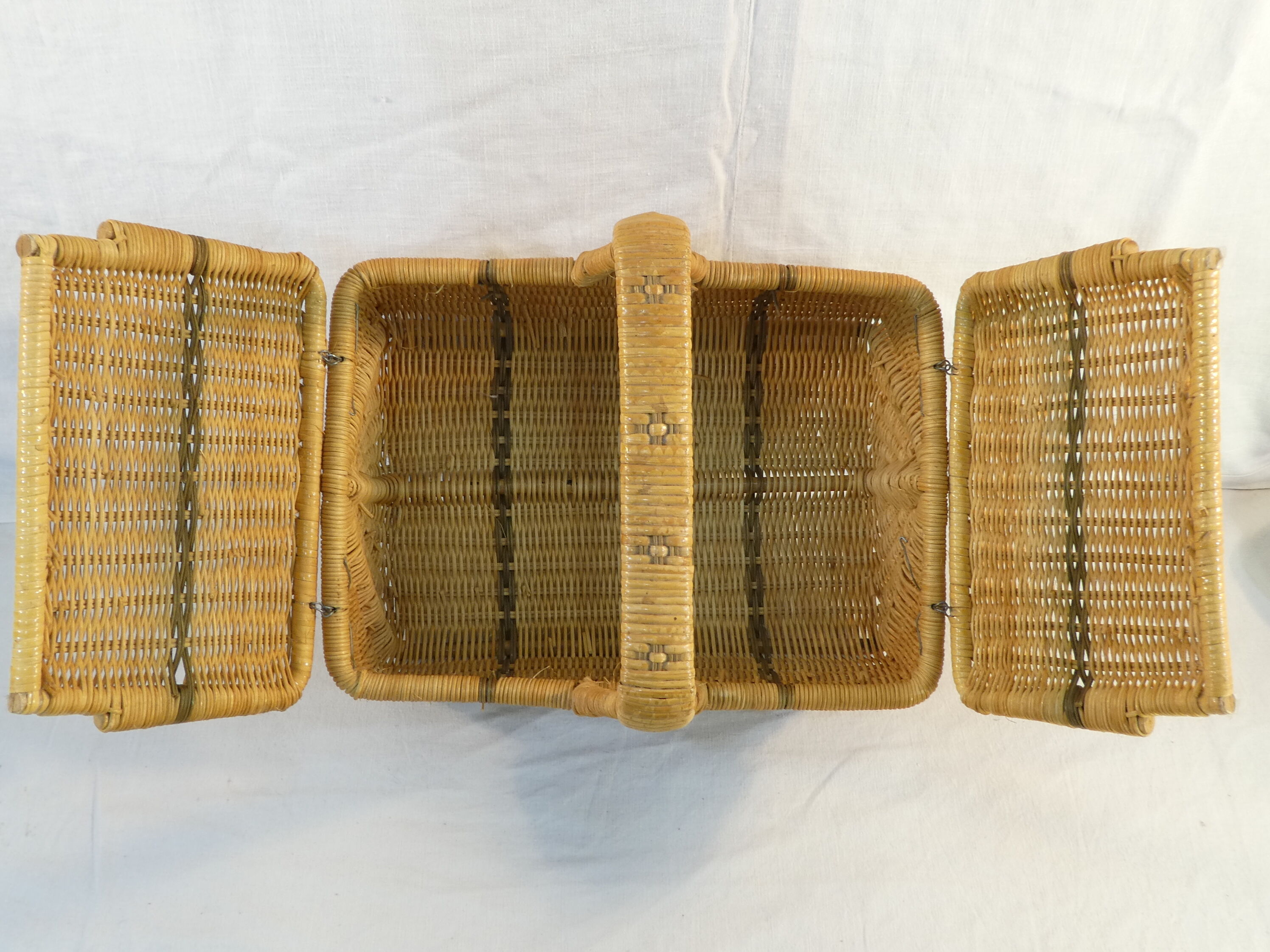 Former PIQUE-NIQUE basket has double-beating wicker