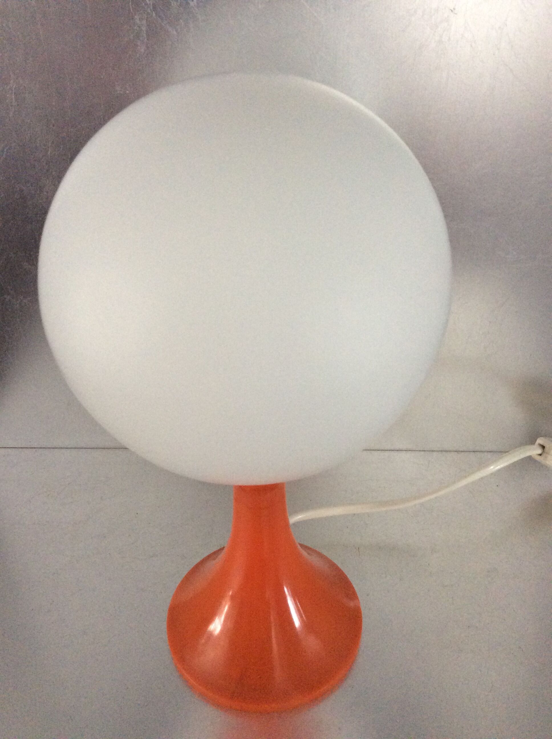 Lampe boule pied tulipe des années 60-70