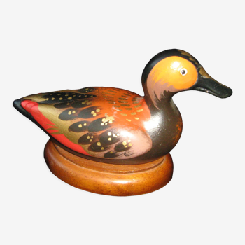 Duck imitates ceramics