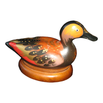 Duck imitates ceramics