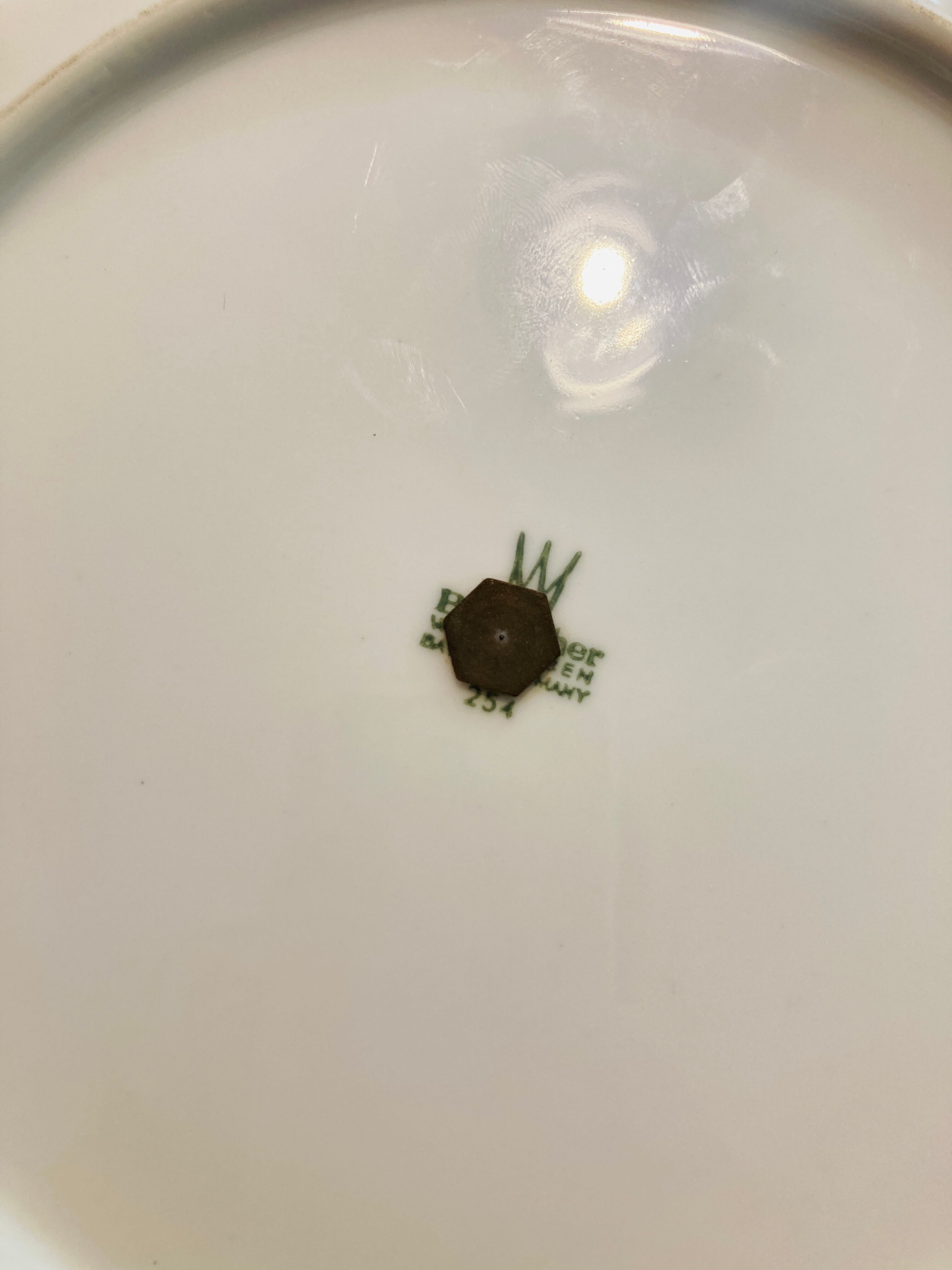 Porcelain cake display