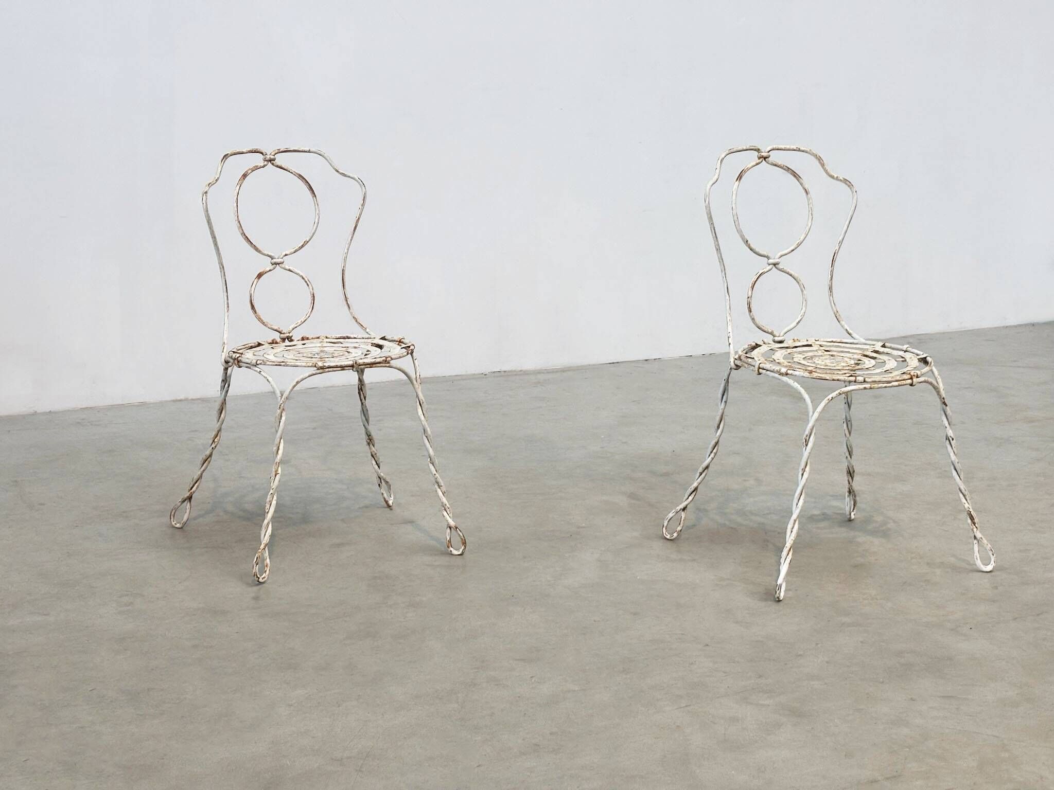 Ensemble de deux chaises de jardin sculpturales françaises
