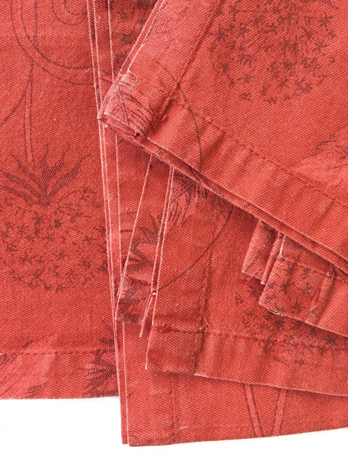 Large red tablecloth for 8 places and napkins