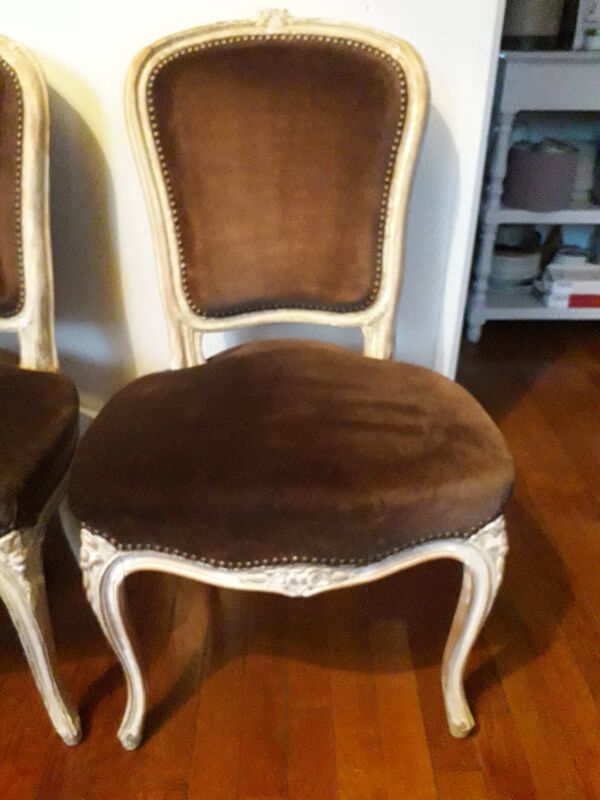 Une paire de fauteuils de style louis XV en bois et tissus en velours