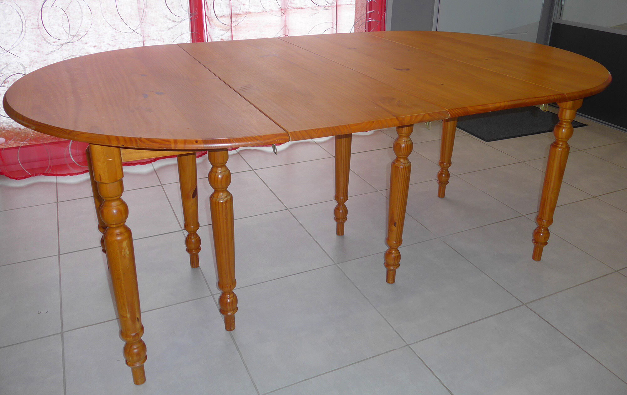 Extendable dining table