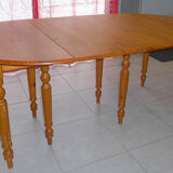 Extendable dining table