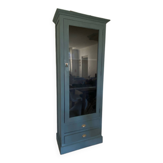 Armoire en bois vitrée