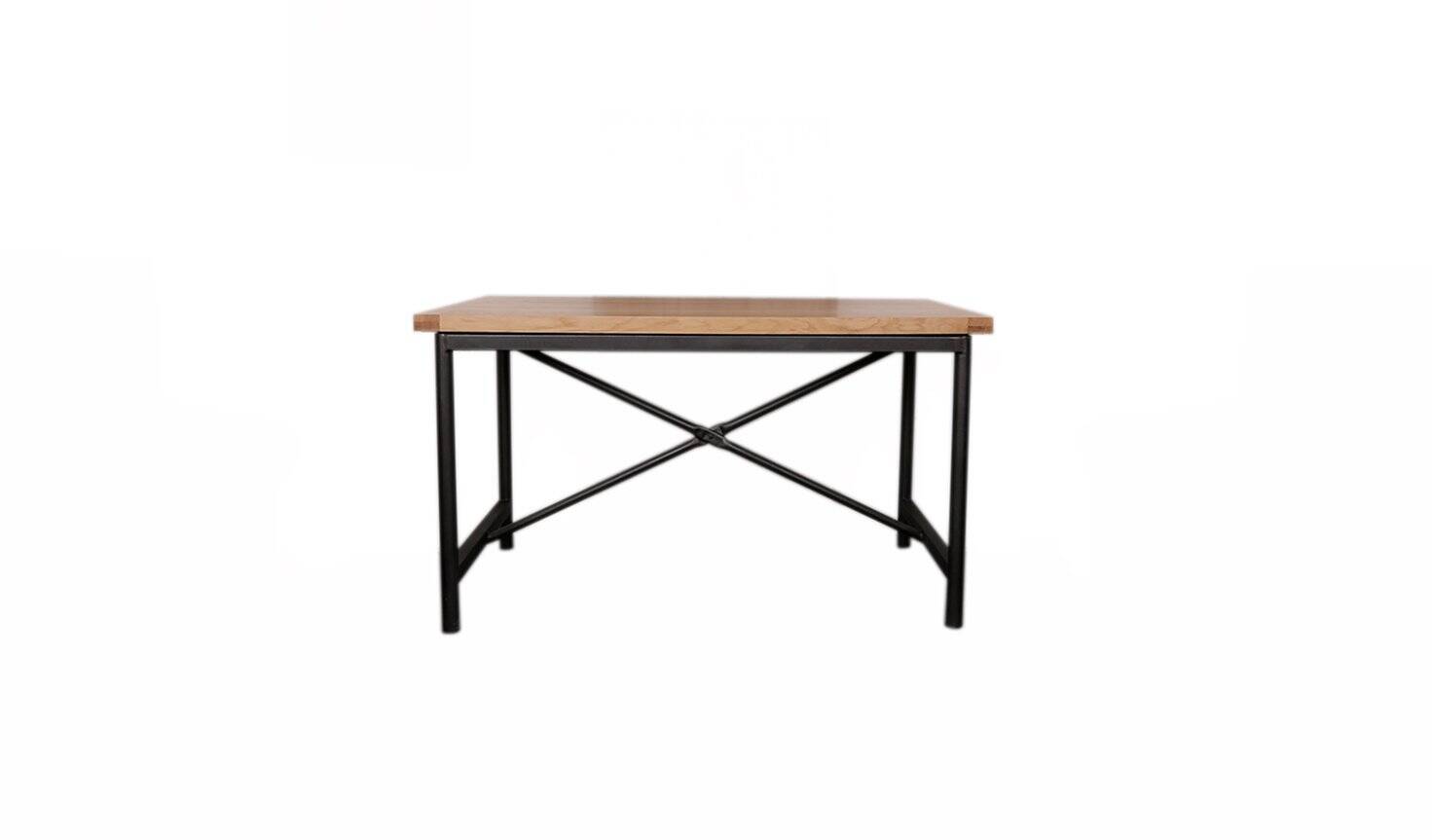 Table à manger industrielle noire à plateau chêne laqué et piétement métal