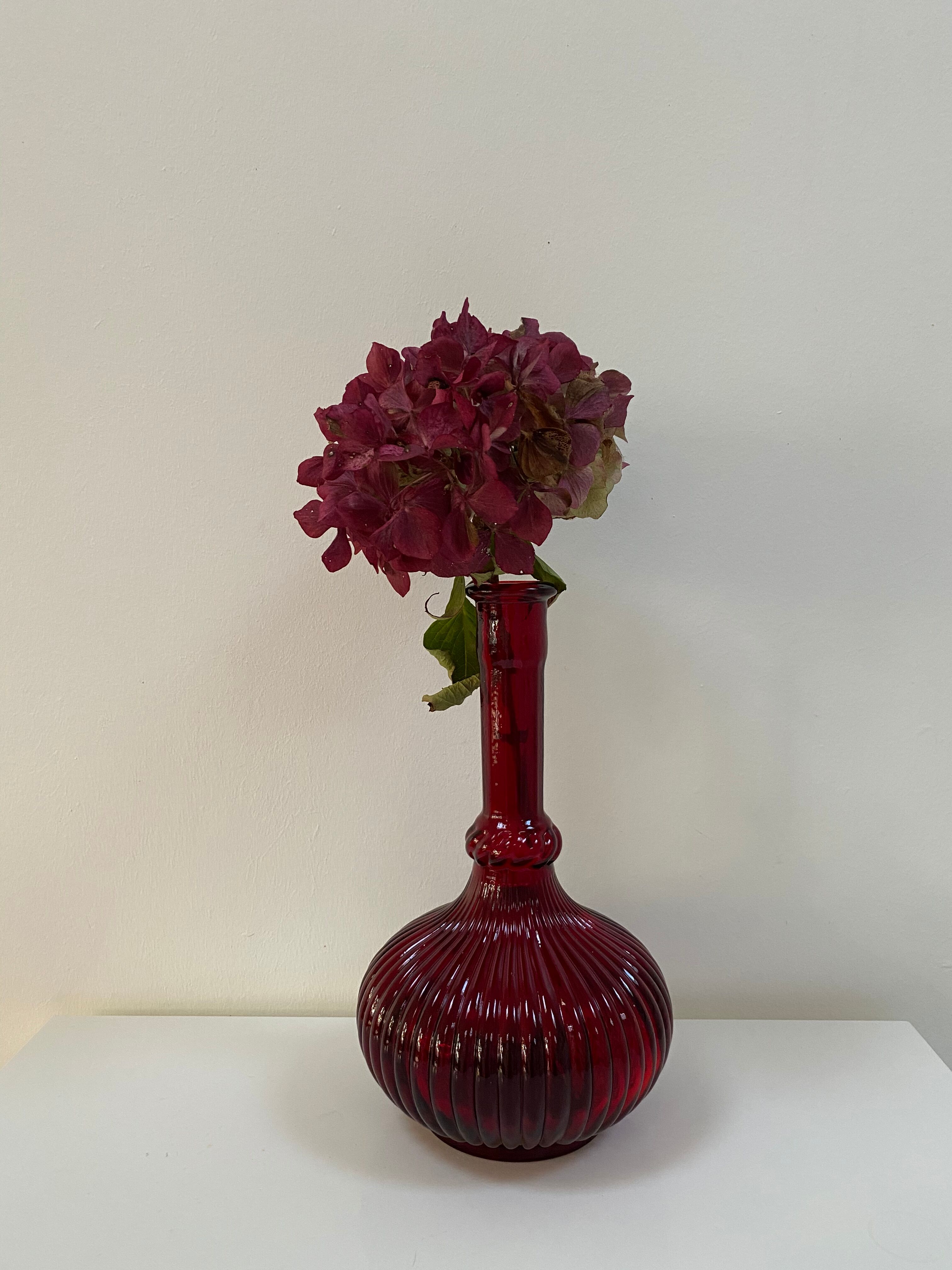 Carafe / Deep red Empoli vase