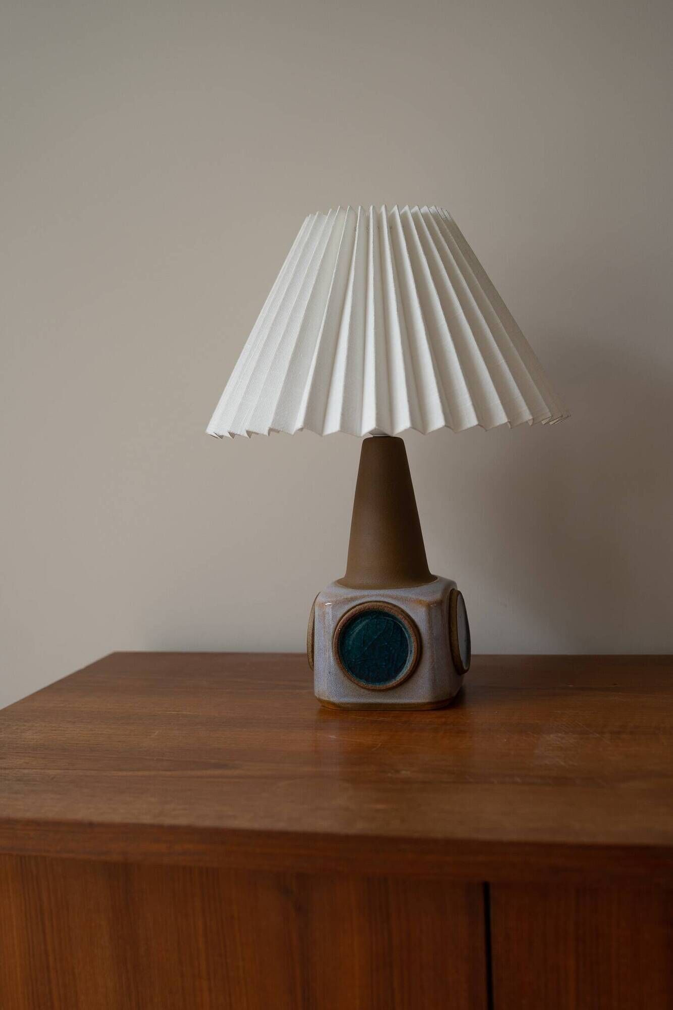 Lampe de table en céramique danoise beige/ lilas/ bleu