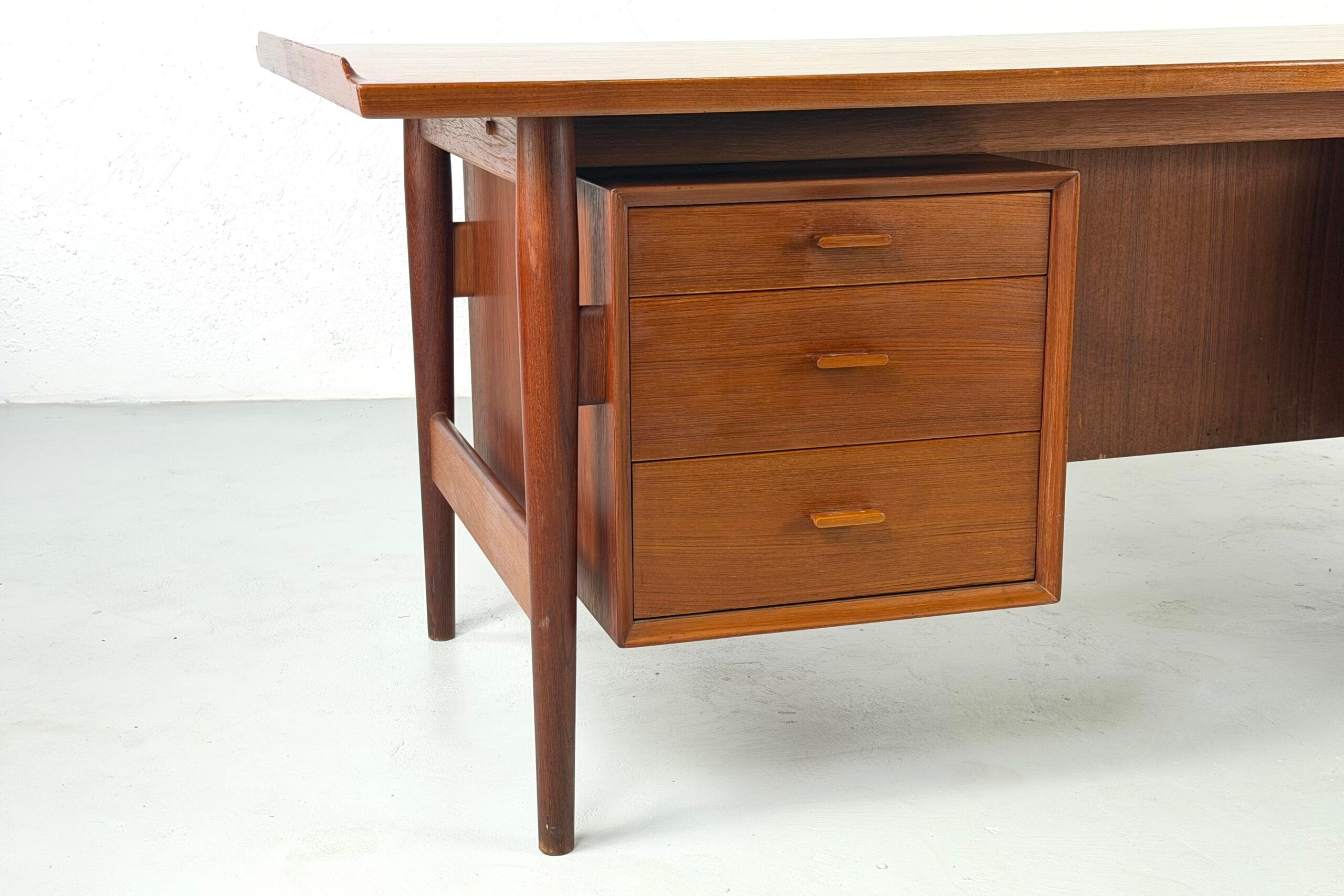 Director's desk model 207 by Arne Vodder for Sibast – 1960s