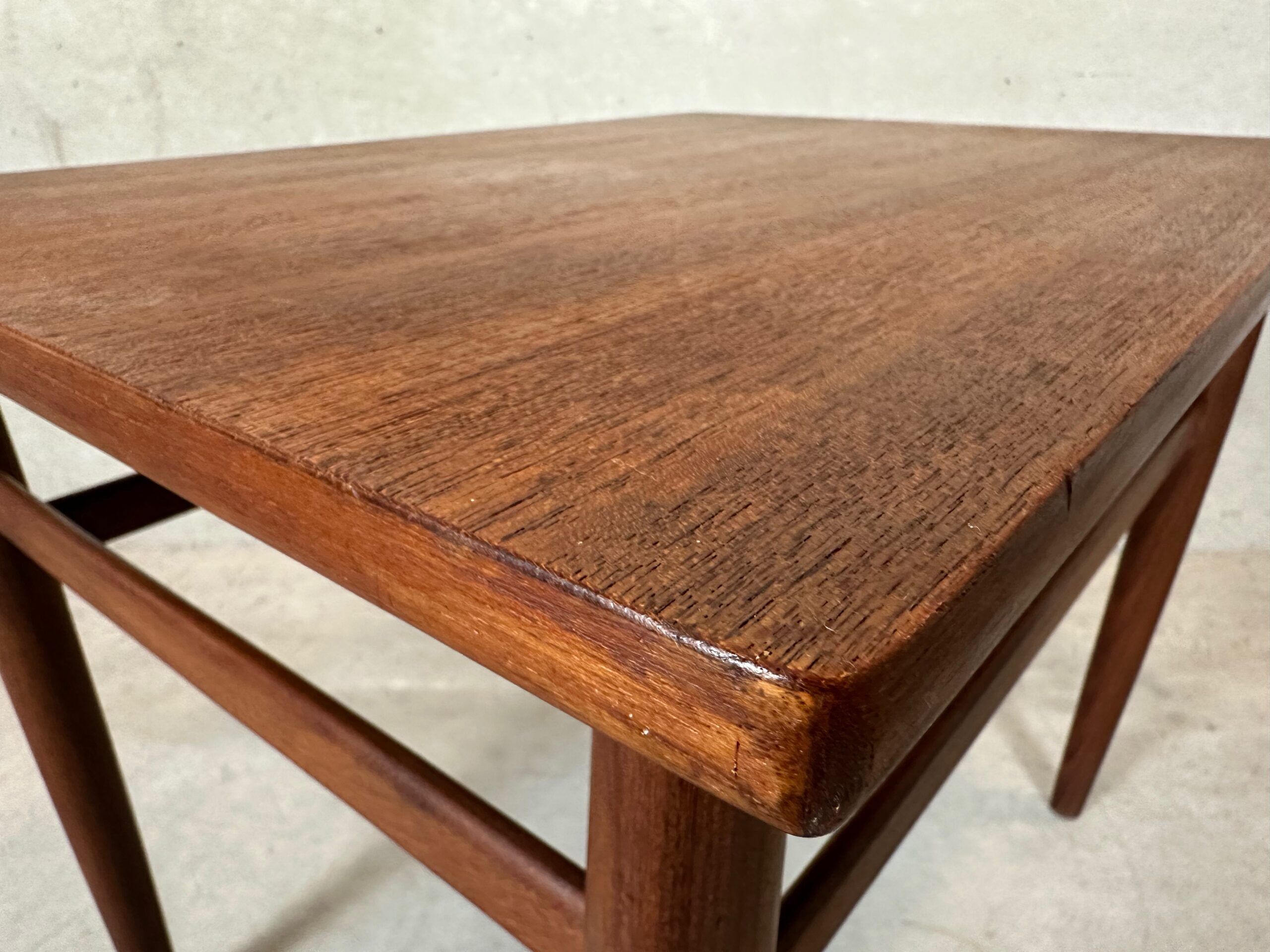 Table d'appoint vintage – Teck – O.M.F.