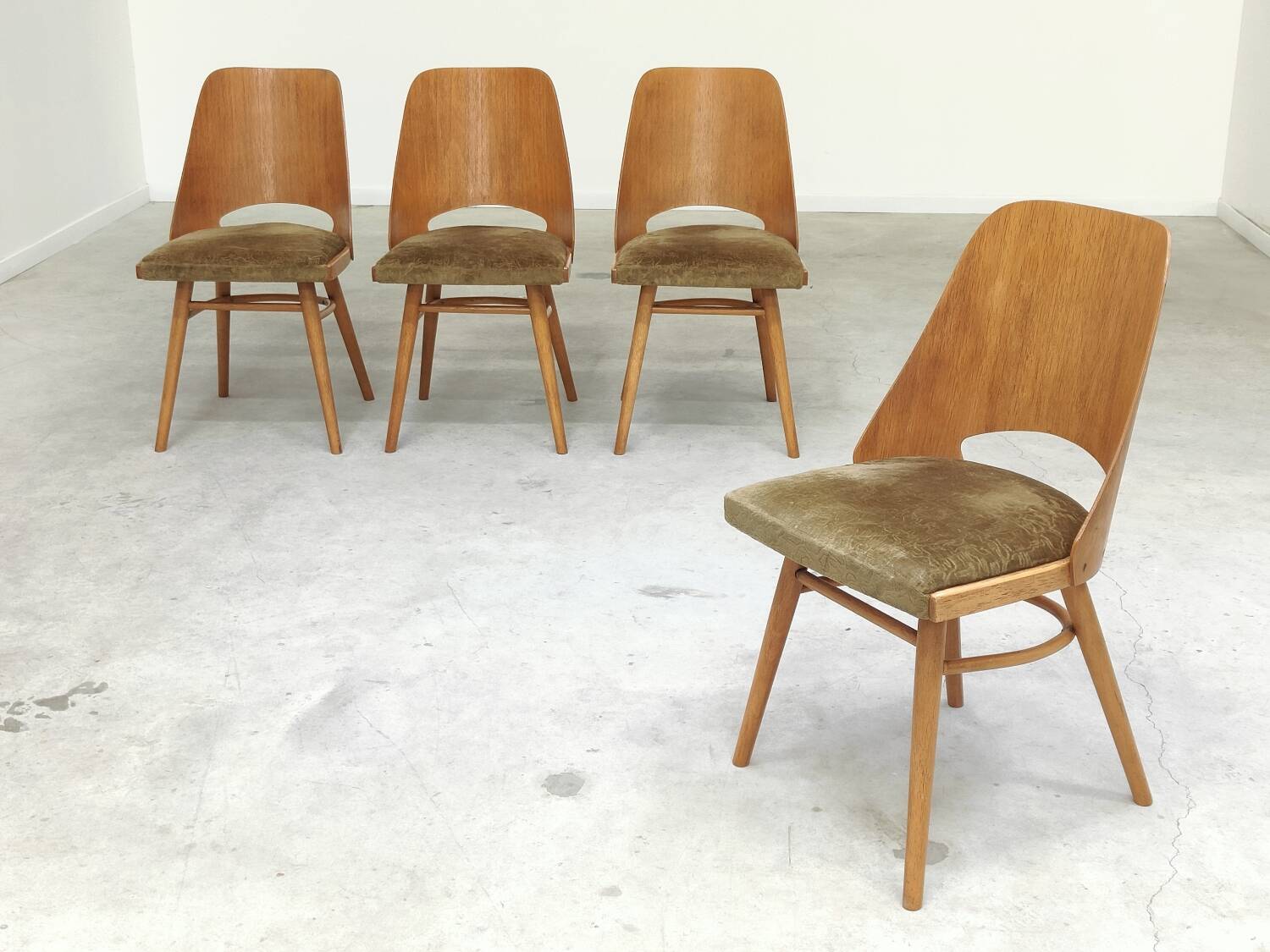 Set of 4 chairs model 514 by Radomir Hofman for Ton 1960