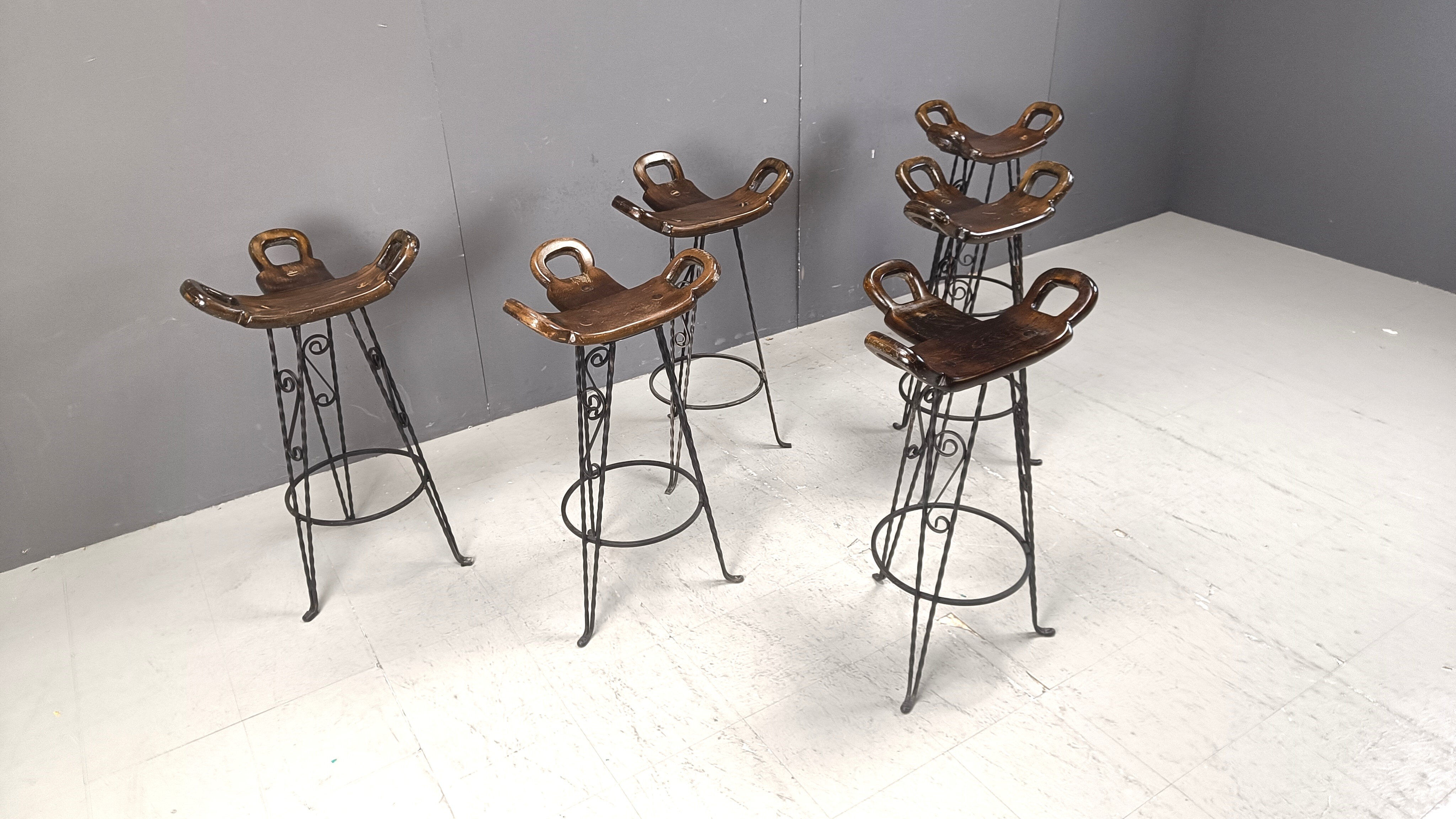 Ensemble de 6 tabourets de bar brutalistes, en fer forgé, années 1960.