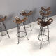 Ensemble de 6 tabourets de bar brutalistes, en fer forgé, années 1960.