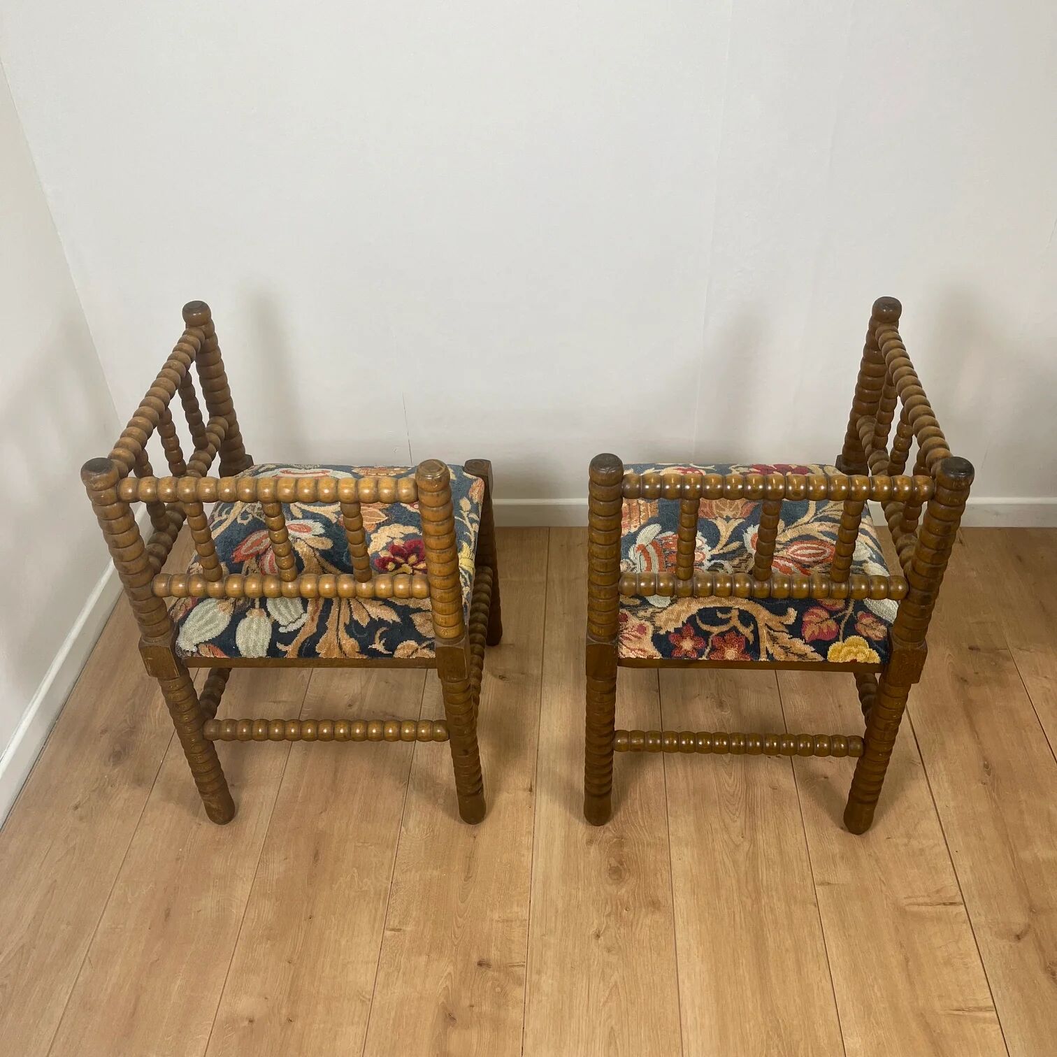 Duo de chaise d'angle en bois tourné bobines et assise tissu, milieu XXème