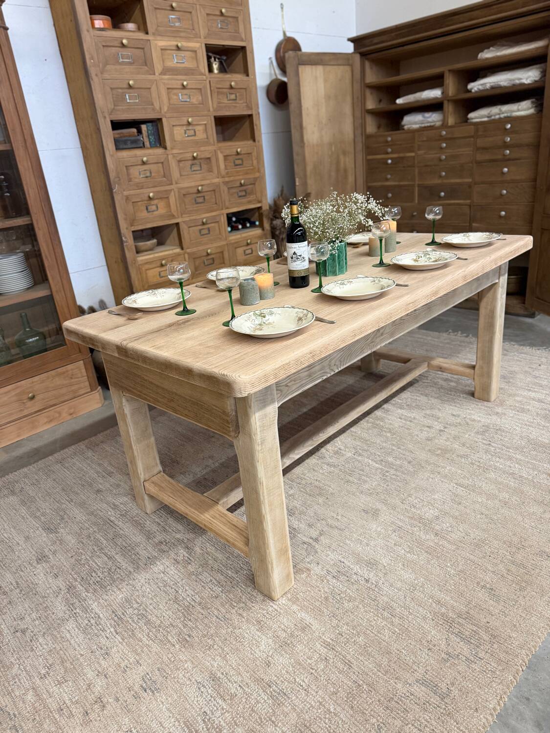 Solid oak table with 2 drawers