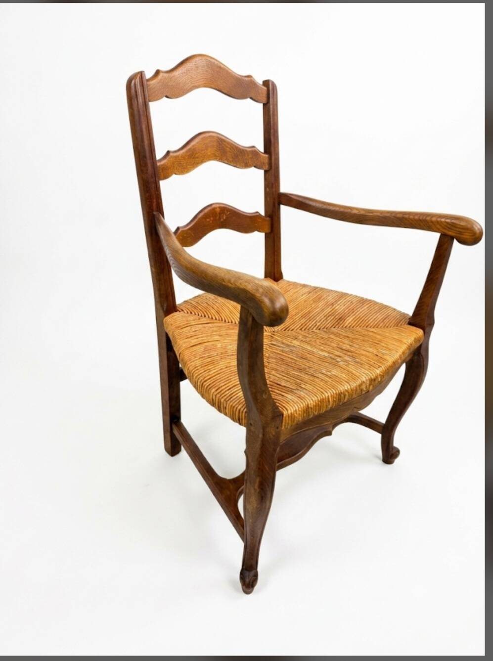 Fauteuil en chêne style Louis XV