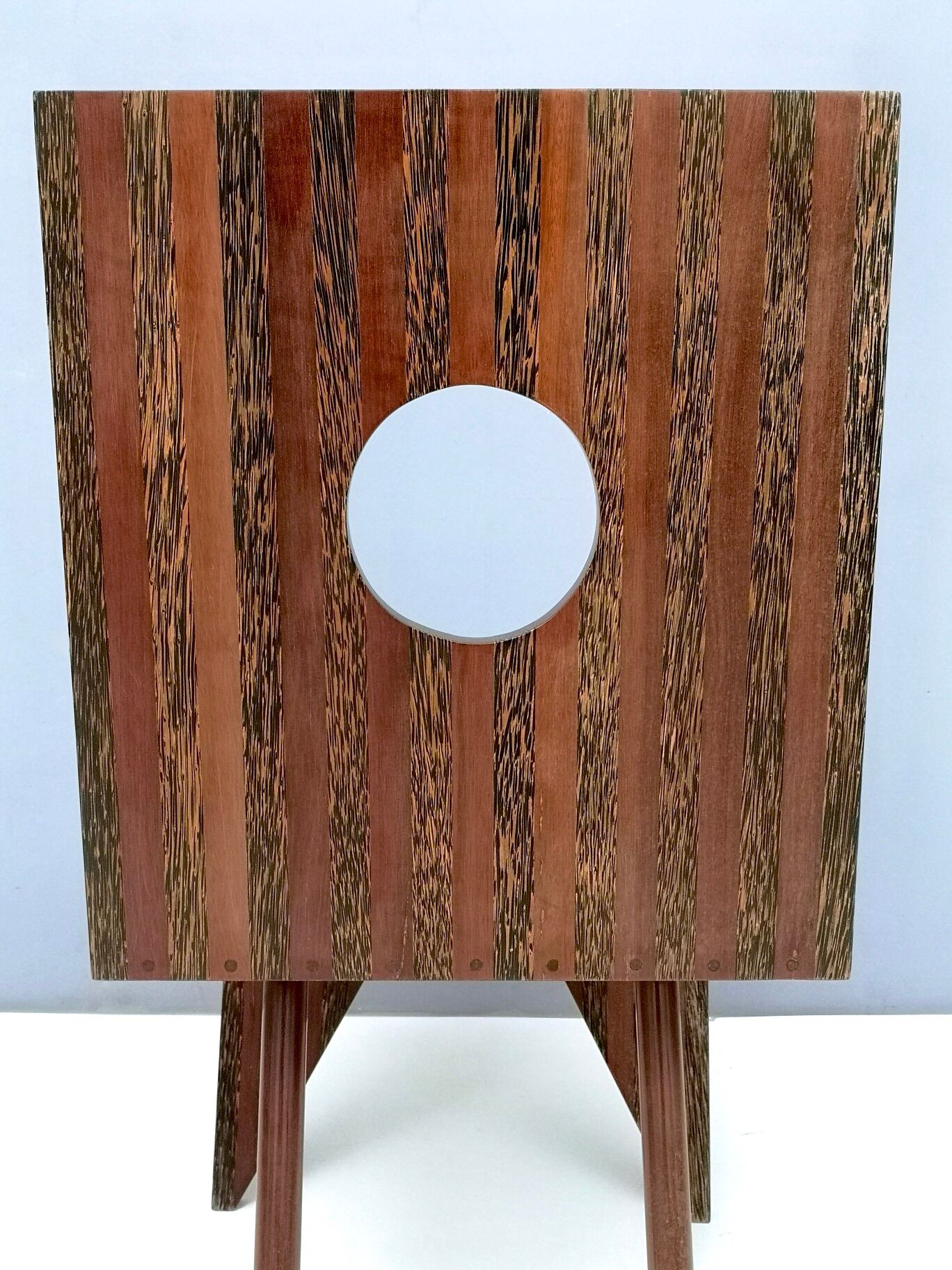 Chaise d’appoint géométrique en hêtre massif et en noyer postmoderne faite à la main, Italie années 1980