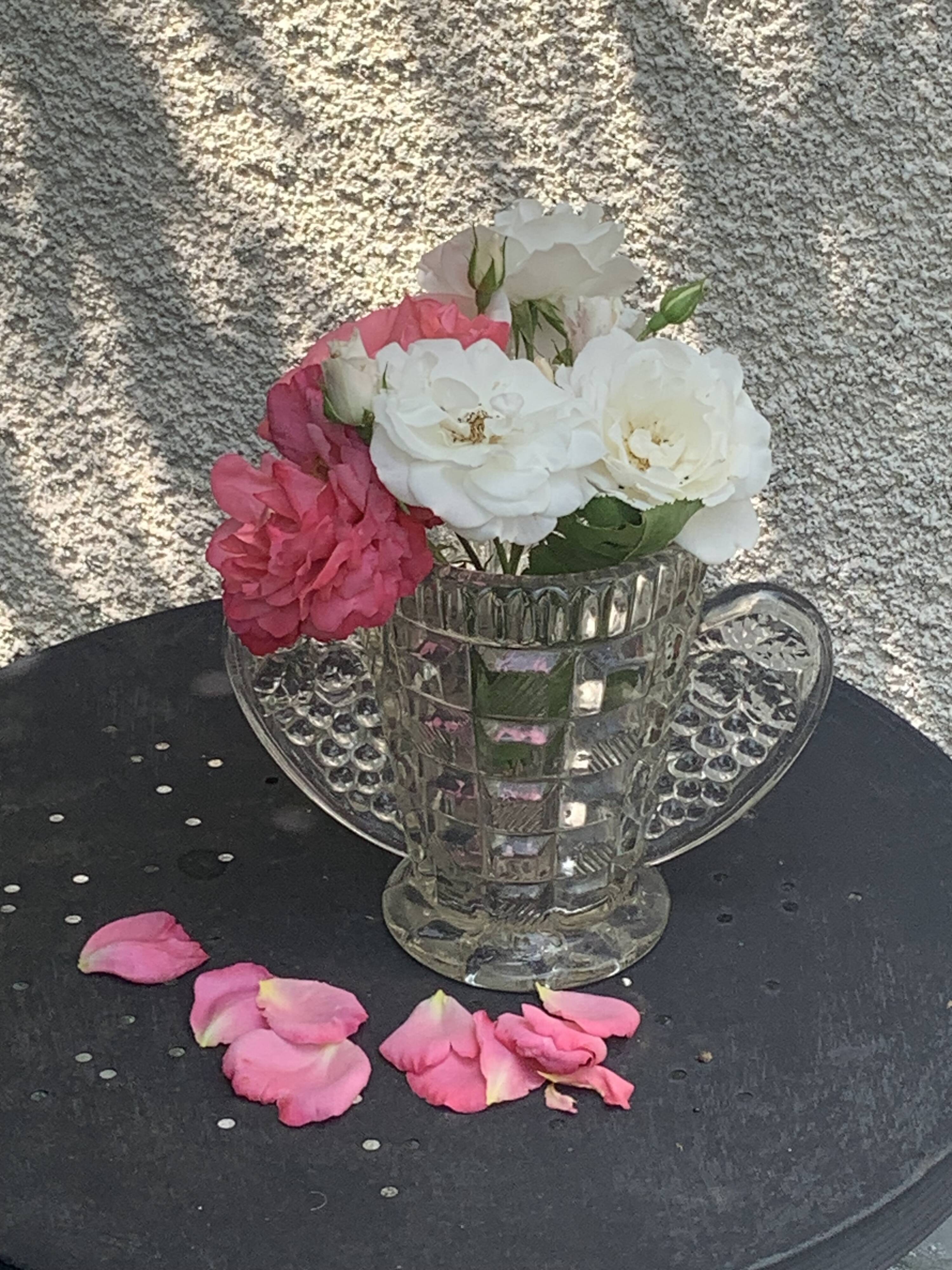 Angel wings vase, in transparent glass with art deco relief pattern