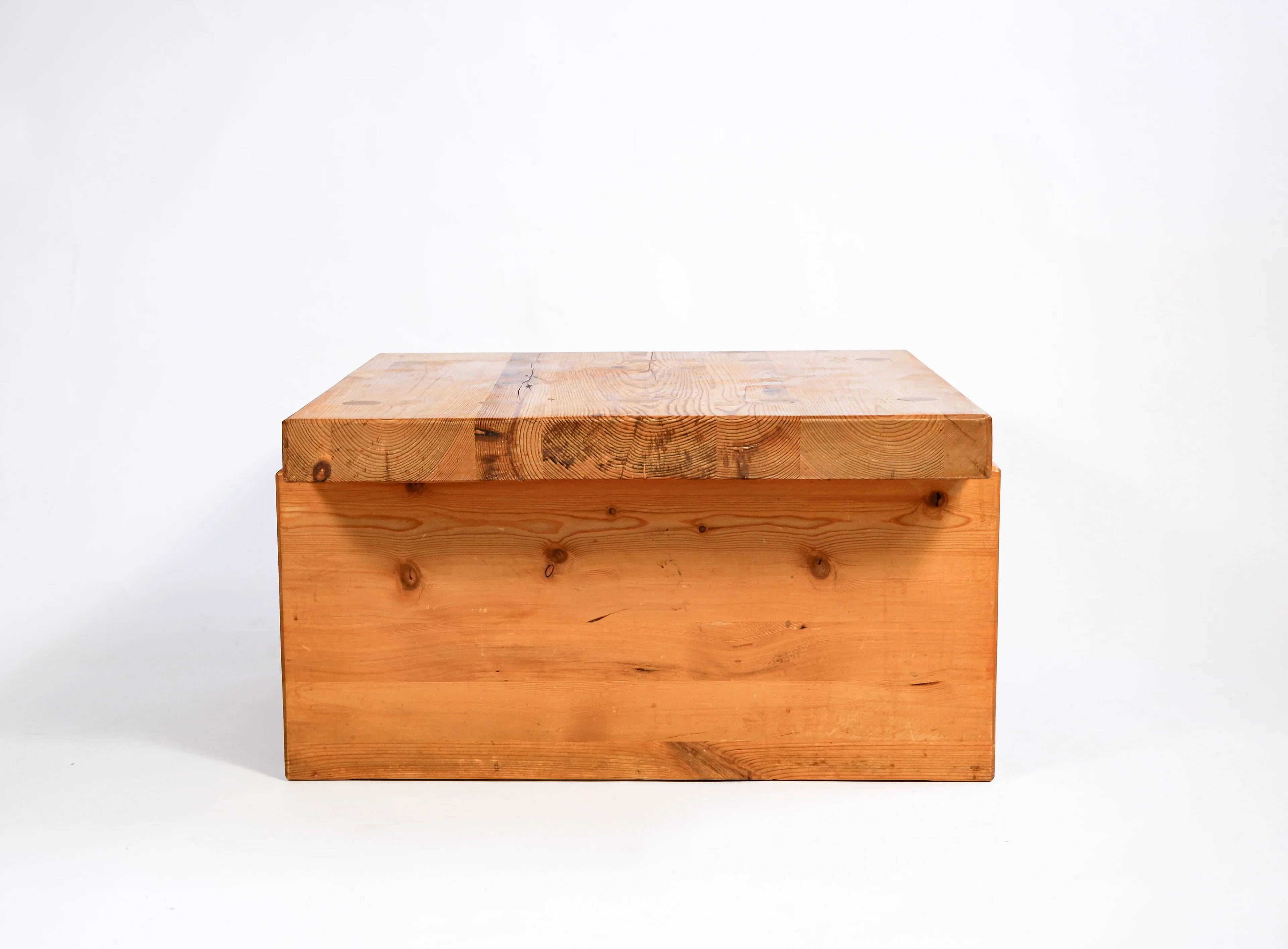 Roland Wilhelmsson coffee table model "Bamse" 1973 in solid pine.