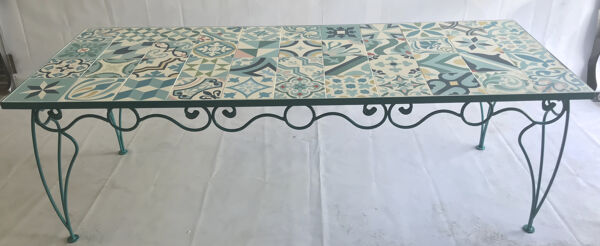 Table en fer forgé, en carreau de ciment