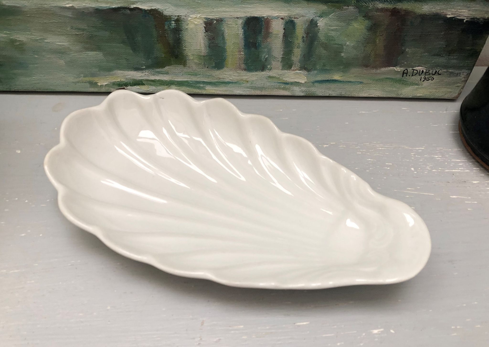 Empty pocket in fine antique porcelain, shell-shaped
