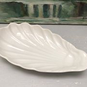 Empty pocket in fine antique porcelain, shell-shaped