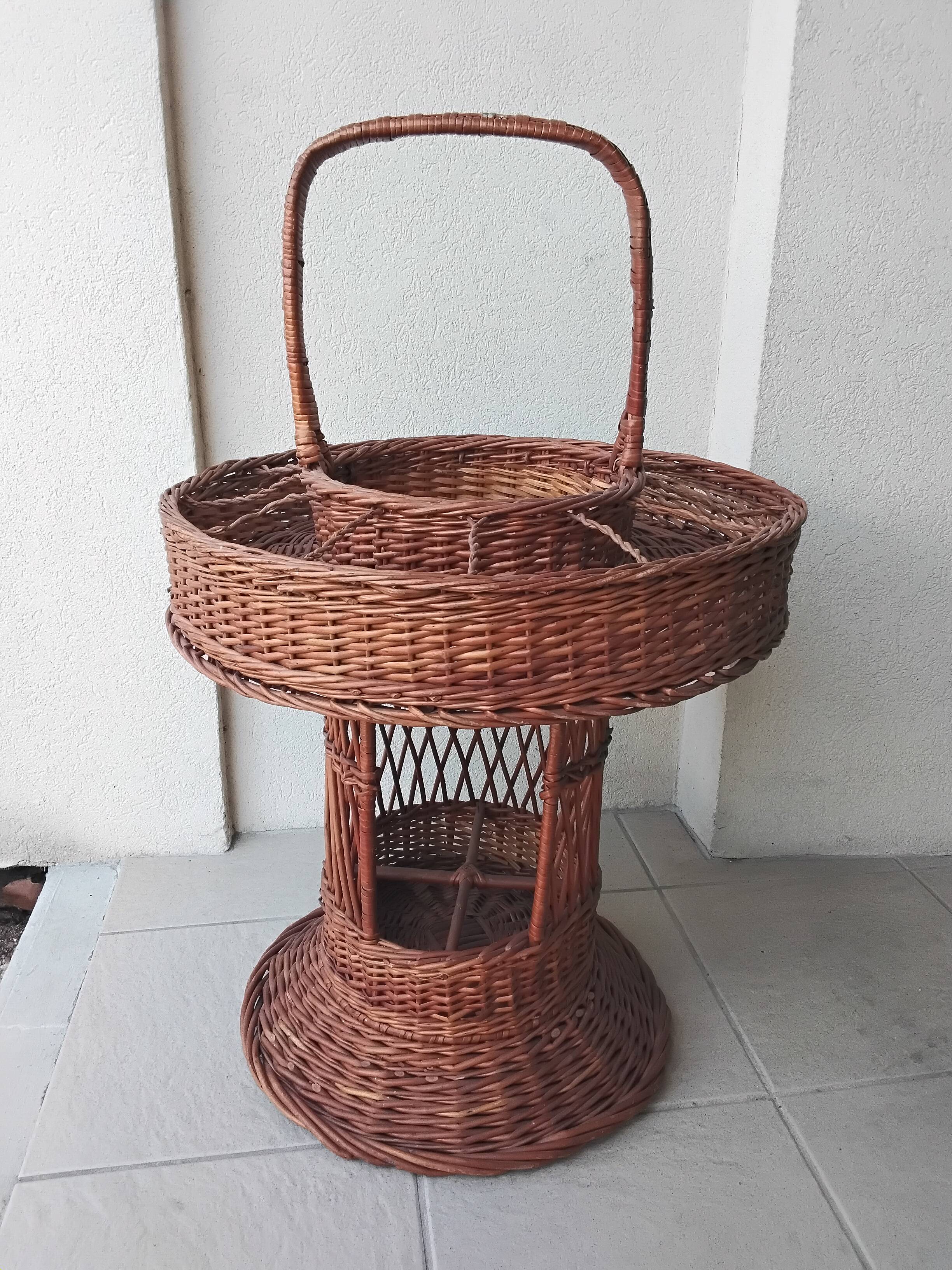 Portable wicker bar