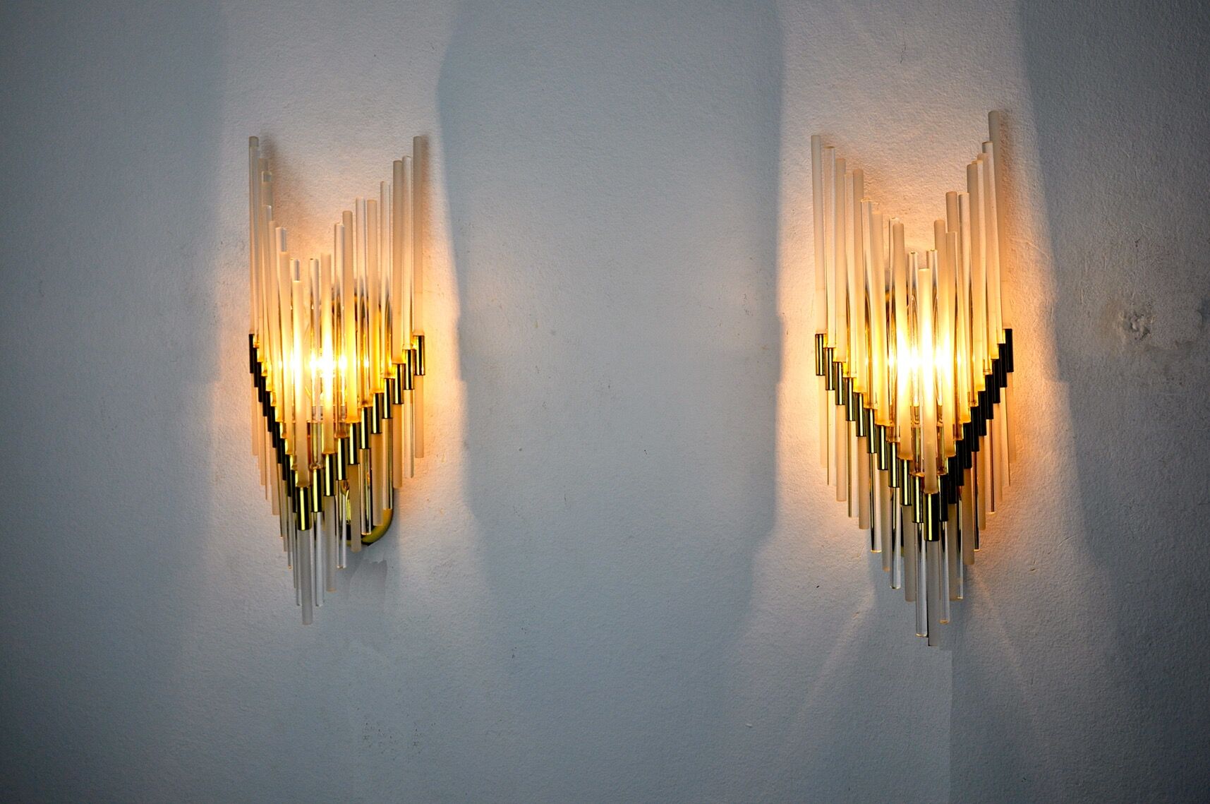 Pair of Venini gold wall lamps, Murano, tubular glasses, Italy, 1970
