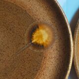 Quatre assiettes de potier en grès émaillé vintages