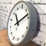Horloge murale bakelite industrielle gris foncé de Pragotron années 1970